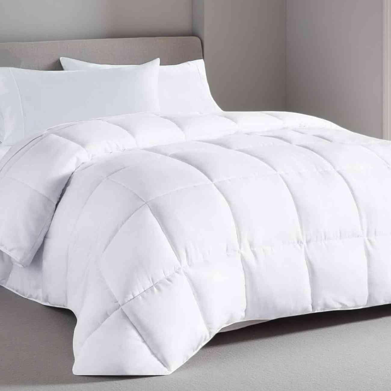 Read more about the article Down Fibers Comforter King Size Luxurious All Seasons Duvet Insert